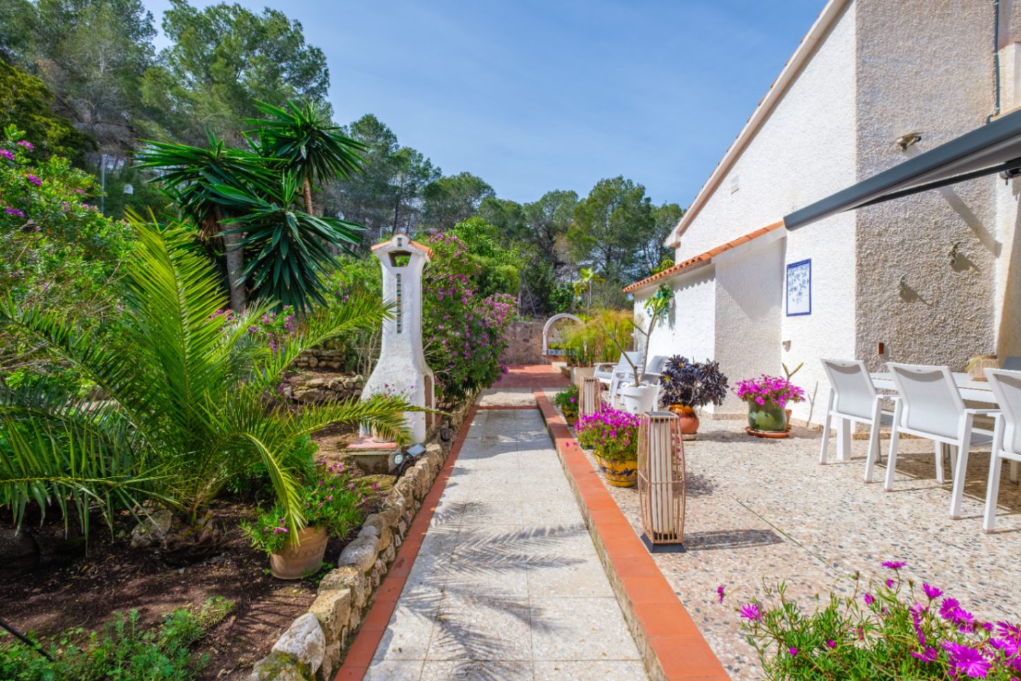 1439NS - Villa de una planta con apartamento de invitados y piscina privada en una zona tranquila de Albir, a poca distancia del centro del pueblo.