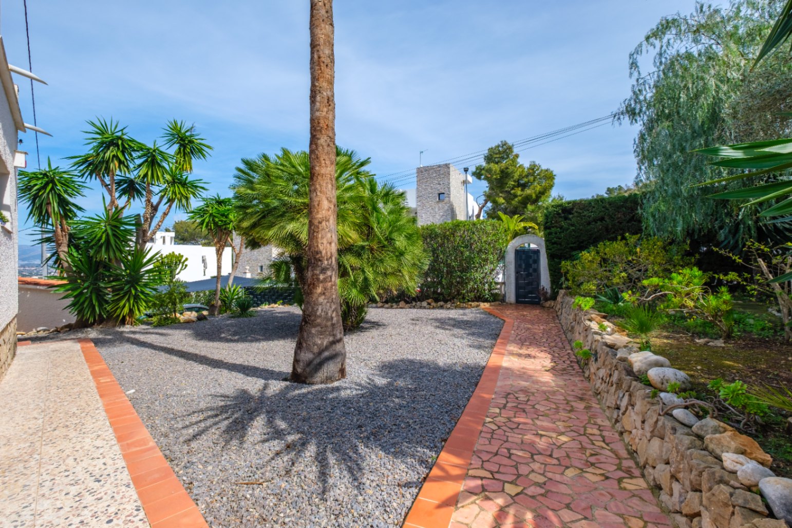1439NS - Villa de una planta con apartamento de invitados y piscina privada en una zona tranquila de Albir, a poca distancia del centro del pueblo.