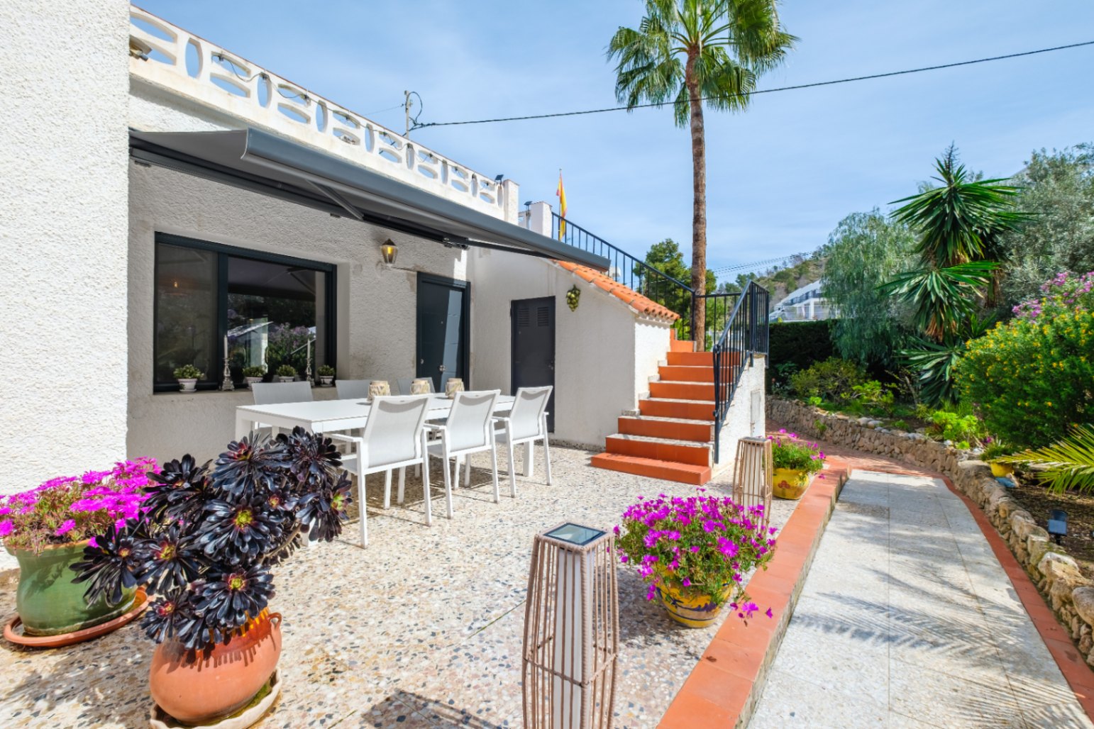 1439NS - Villa de una planta con apartamento de invitados y piscina privada en una zona tranquila de Albir, a poca distancia del centro del pueblo.