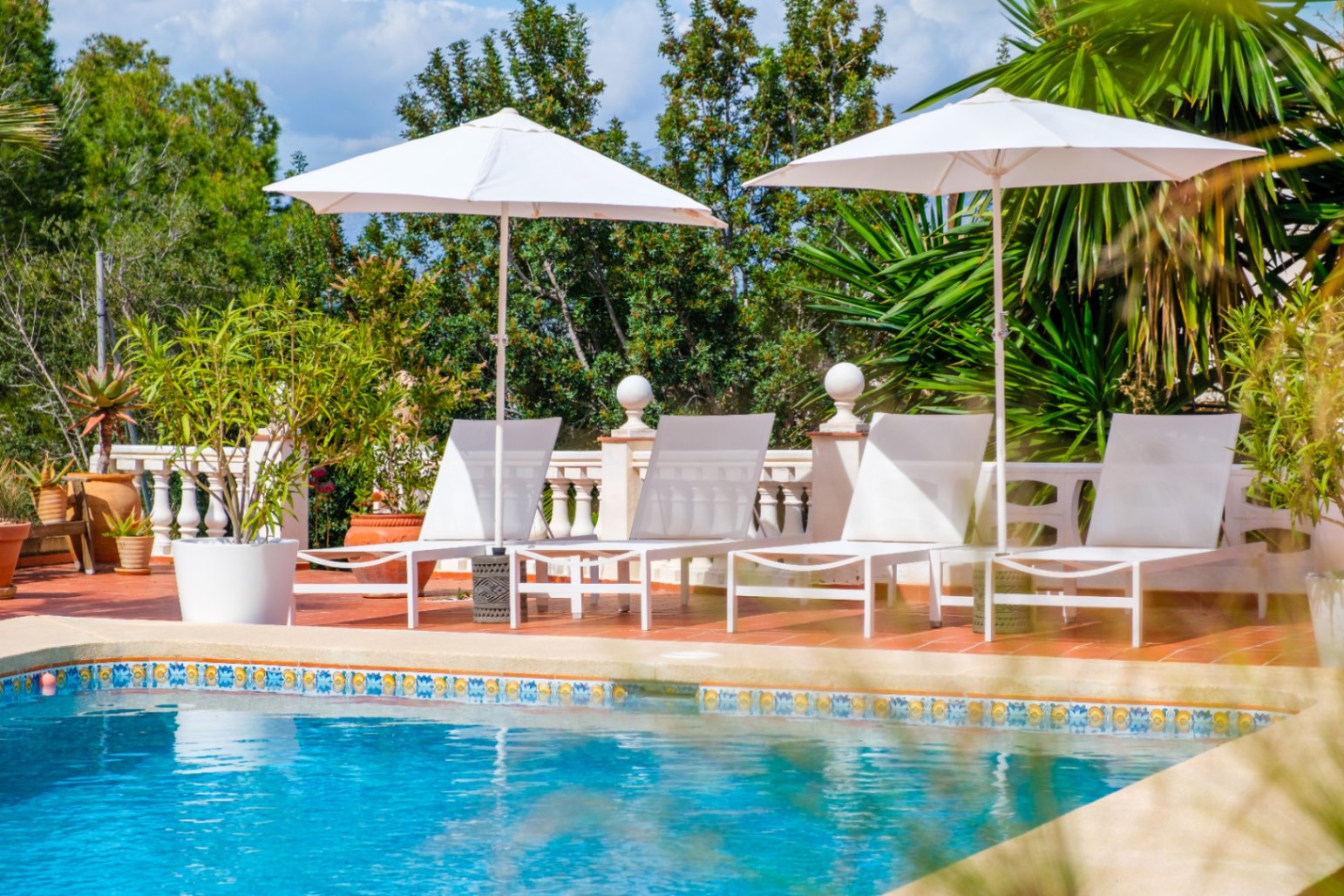 1439NS - Villa de una planta con apartamento de invitados y piscina privada en una zona tranquila de Albir, a poca distancia del centro del pueblo.