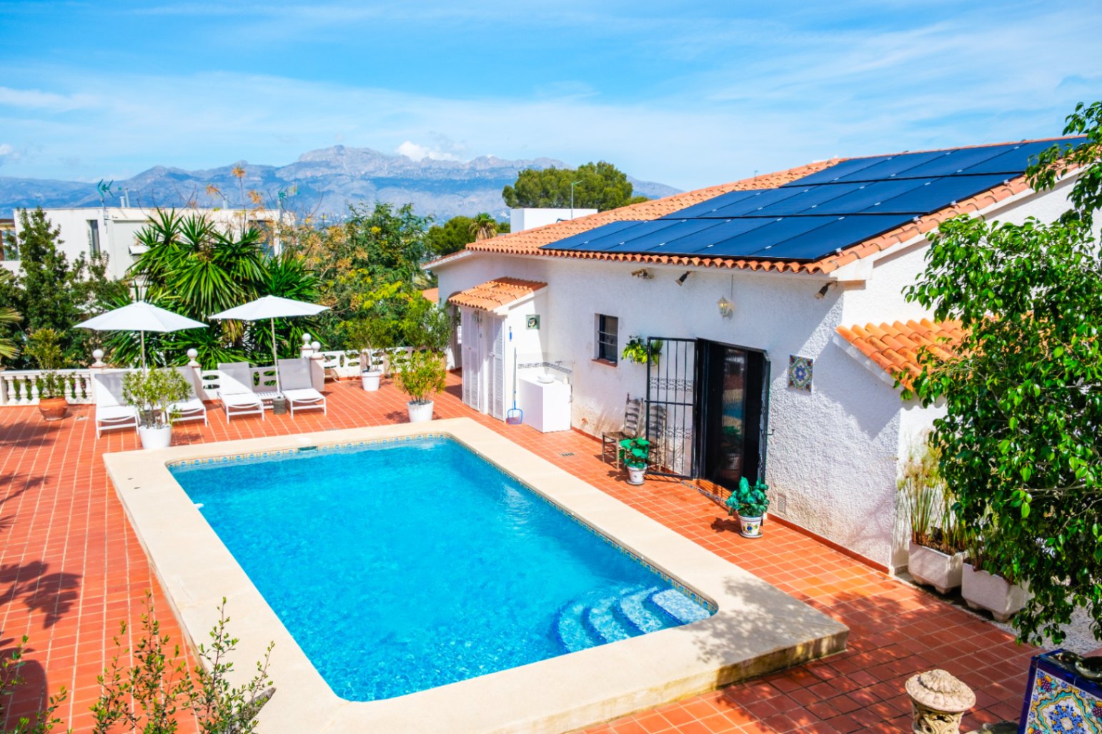 1439NS - Villa de una planta con apartamento de invitados y piscina privada en una zona tranquila de Albir, a poca distancia del centro del pueblo.