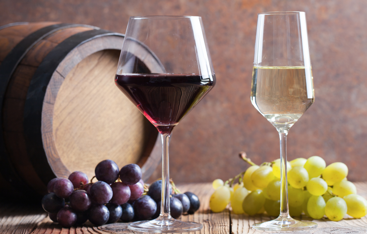 Rode en witte wijnglas en druiven